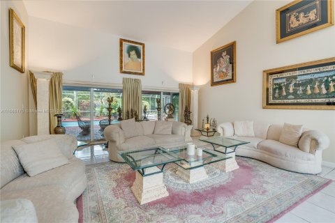 House in Miami, Florida 5 bedrooms, 394.46 sq.m. № 1428107 - photo 5