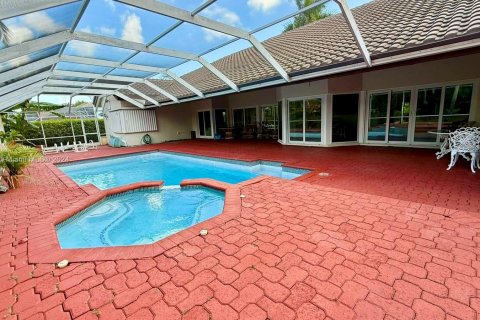 House in Miami, Florida 5 bedrooms, 394.46 sq.m. № 1428107 - photo 16