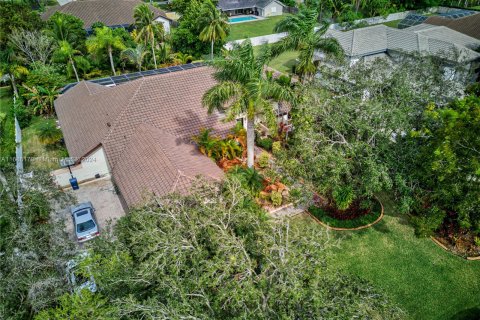 House in Miami, Florida 5 bedrooms, 394.46 sq.m. № 1428107 - photo 20