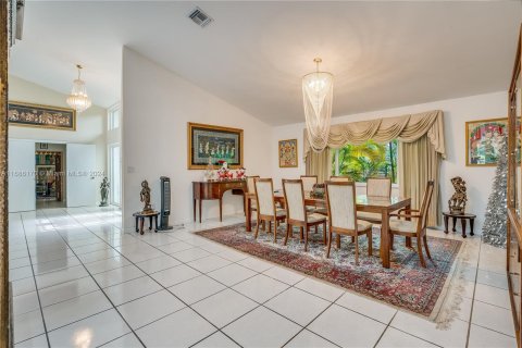 House in Miami, Florida 5 bedrooms, 394.46 sq.m. № 1428107 - photo 3