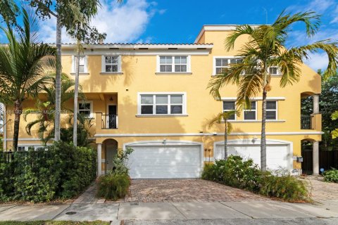 Townhouse in Fort Lauderdale, Florida 3 bedrooms, 221.48 sq.m. № 940348 - photo 1