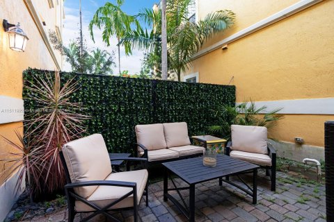 Townhouse in Fort Lauderdale, Florida 3 bedrooms, 221.48 sq.m. № 940348 - photo 2