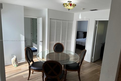 House in Coral Gables, Florida 4 bedrooms, 225.1 sq.m. № 1000522 - photo 10