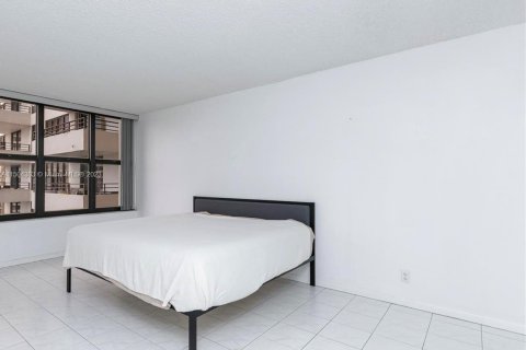 Condominio en venta en Hallandale Beach, Florida, 2 dormitorios, 118.91 m2 № 912213 - foto 9