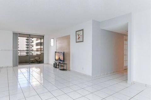 Condominio en venta en Hallandale Beach, Florida, 2 dormitorios, 118.91 m2 № 912213 - foto 1