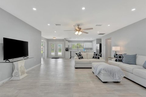 Villa ou maison à louer à Bradenton, Floride: 3 chambres, 156.63 m2 № 1370070 - photo 8