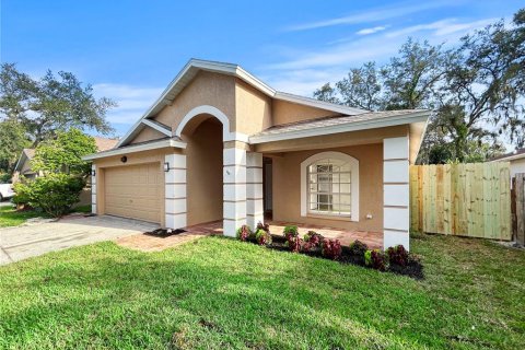 House in Tampa, Florida 4 bedrooms, 188.31 sq.m. № 1370147 - photo 2