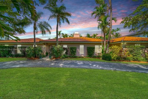 House in Coral Gables, Florida 5 bedrooms, 371.33 sq.m. № 837116 - photo 14