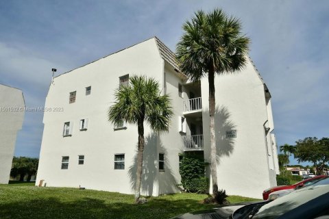 Condo in Sunrise, Florida, 2 bedrooms  № 908917 - photo 1