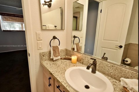 Condo in Sunrise, Florida, 2 bedrooms  № 908917 - photo 5