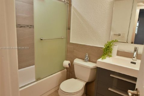 Condo in Sunrise, Florida, 2 bedrooms  № 908917 - photo 12