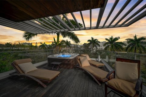 Touwnhouse à vendre à Miami Beach, Floride: 3 chambres, 208.1 m2 № 1008918 - photo 2