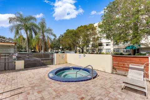 Condo in Coral Springs, Florida, 1 bedroom  № 1135796 - photo 17