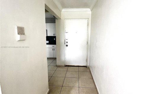 Condo in Hialeah, Florida, 3 bedrooms  № 1333216 - photo 12