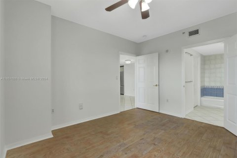 Condo in Miami, Florida, 2 bedrooms  № 1358717 - photo 15