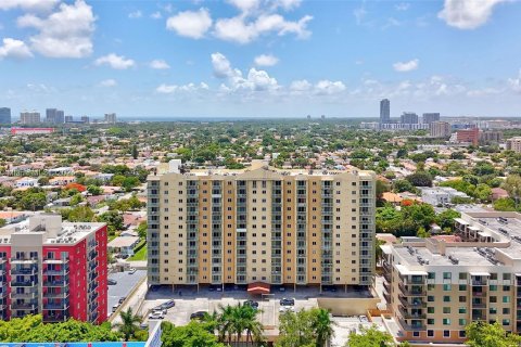 Condo in Miami, Florida, 2 bedrooms  № 1358717 - photo 1