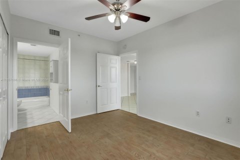 Condo in Miami, Florida, 2 bedrooms  № 1358717 - photo 12