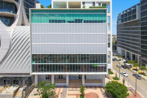 Propiedad comercial en venta en Miami, Florida № 694379 - foto 8