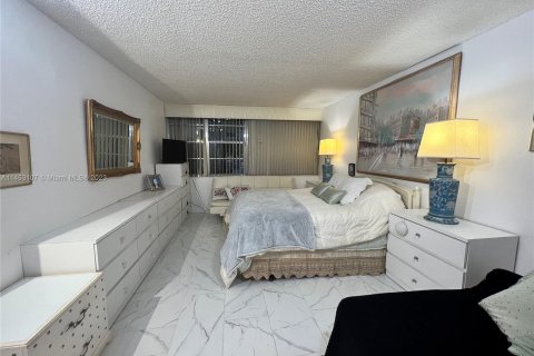 Copropriété à vendre à Pembroke Pines, Floride: 2 chambres, 104.05 m2 № 720270 - photo 19