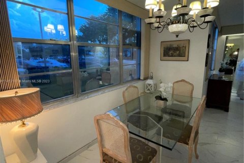 Condominio en venta en Pembroke Pines, Florida, 2 dormitorios, 104.05 m2 № 720270 - foto 18