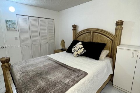 Condo in Pembroke Pines, Florida, 2 bedrooms  № 720270 - photo 24