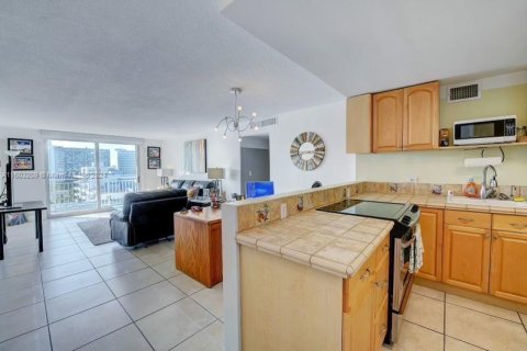 Condo in Miami Beach, Florida, 1 bedroom  № 1228293 - photo 4