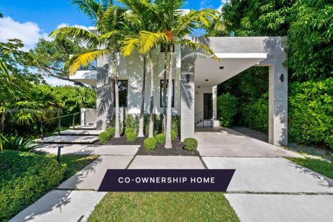 Villa ou maison à vendre à Miami Beach, Floride: 5 chambres, 335.75 m2 № 873446 - photo 1