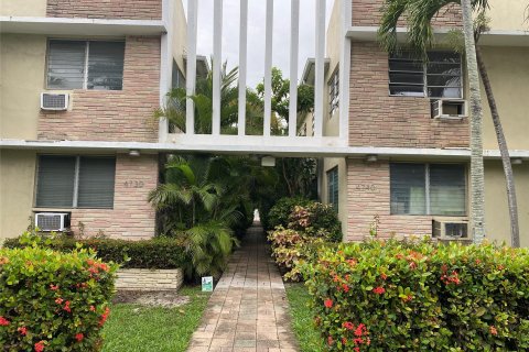 Condo in Miami Beach, Florida, 1 bedroom  № 1231450 - photo 15