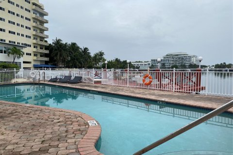 Condo in Miami Beach, Florida, 1 bedroom  № 1231450 - photo 2