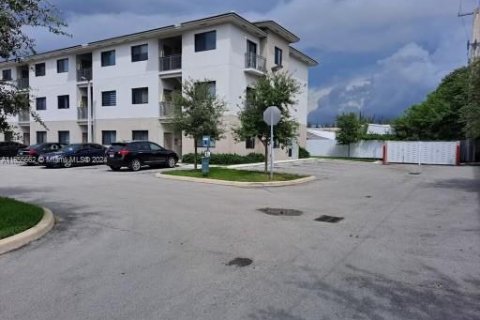 Apartamento en alquiler en Hialeah, Florida, 1 dormitorio, 5827.39 m2 № 1354651 - foto 12