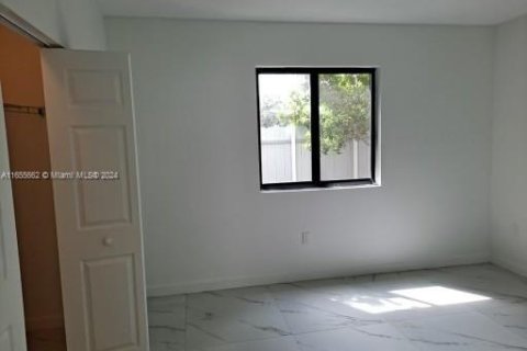 Apartamento en alquiler en Hialeah, Florida, 1 dormitorio, 5827.39 m2 № 1354651 - foto 9