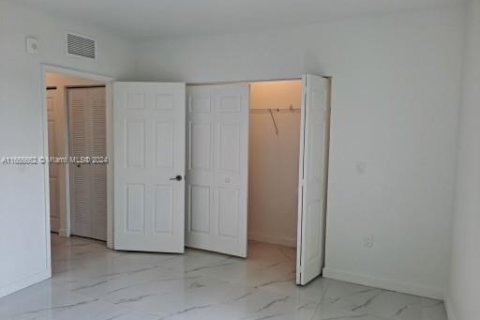 Apartamento en alquiler en Hialeah, Florida, 1 dormitorio, 5827.39 m2 № 1354651 - foto 10