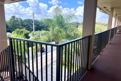 Condo in Pembroke Pines, Florida, 2 bedrooms  № 1353900 - photo 22