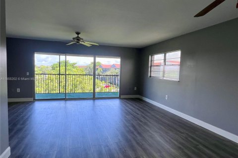 Condo in Pembroke Pines, Florida, 2 bedrooms  № 1353900 - photo 10