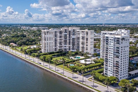 Condo in West Palm Beach, Florida, 1 bedroom  № 884640 - photo 2