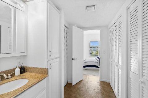 Condo in Palm Beach, Florida, 2 bedrooms  № 945986 - photo 12