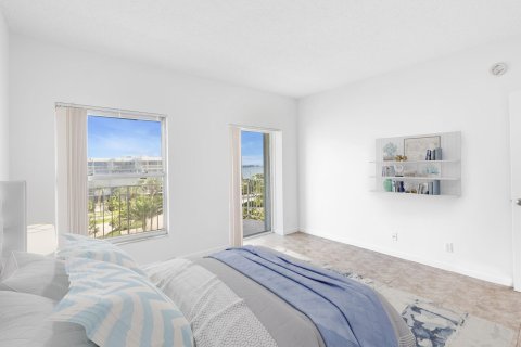 Condo in Palm Beach, Florida, 2 bedrooms  № 945986 - photo 24