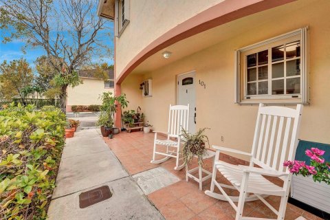 Townhouse in Hialeah, Florida 3 bedrooms, 109.62 sq.m. № 1078284 - photo 30