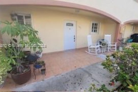 Townhouse in Hialeah, Florida 3 bedrooms, 109.62 sq.m. № 1078284 - photo 1
