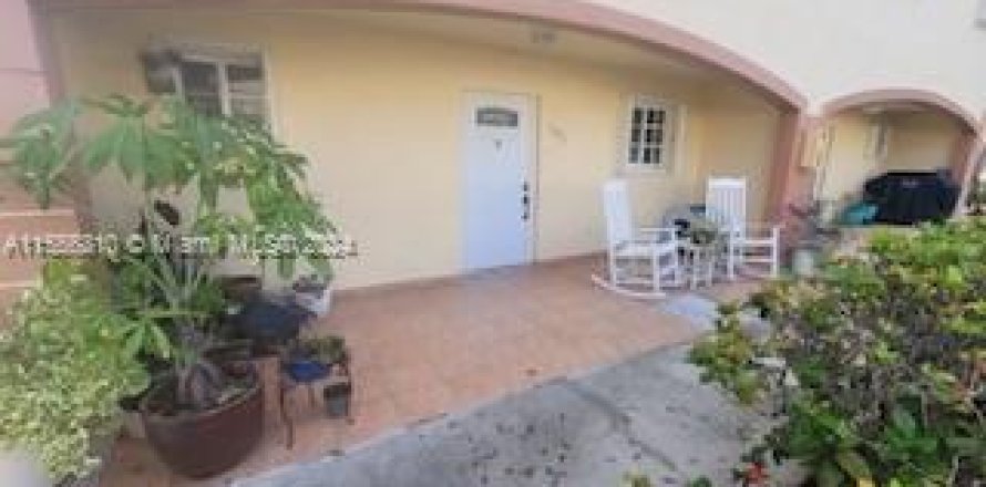 Townhouse in Hialeah, Florida 3 bedrooms, 109.62 sq.m. № 1078284