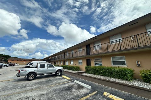 Condo in Hialeah, Florida, 3 bedrooms  № 1345336 - photo 2