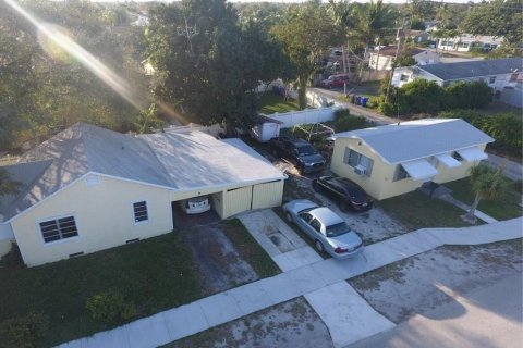 Commercial property in Hollywood, Florida 135.36 sq.m. № 1216345 - photo 2