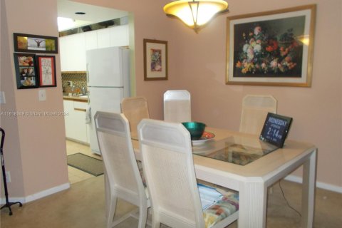 Condo in Pembroke Pines, Florida, 2 bedrooms  № 1239643 - photo 15