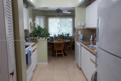 Condo in Pembroke Pines, Florida, 2 bedrooms  № 1239643 - photo 13