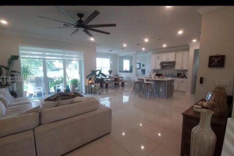 House in Hollywood, Florida 5 bedrooms, 232.35 sq.m. № 1095925 - photo 25