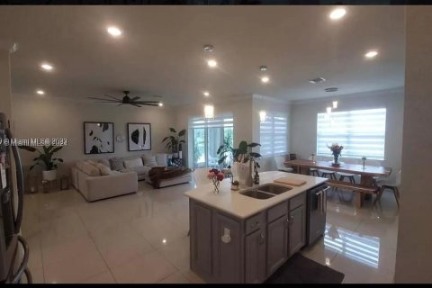 House in Hollywood, Florida 5 bedrooms, 232.35 sq.m. № 1095925 - photo 17