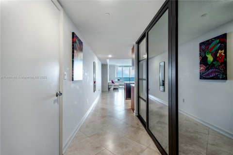 Condominio en venta en Hallandale Beach, Florida, 3 dormitorios, 144.37 m2 № 710304 - foto 13