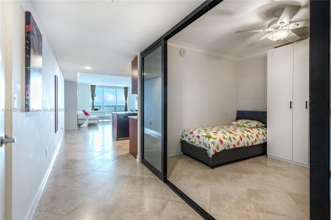 Condominio en venta en Hallandale Beach, Florida, 3 dormitorios, 144.37 m2 № 710304 - foto 17
