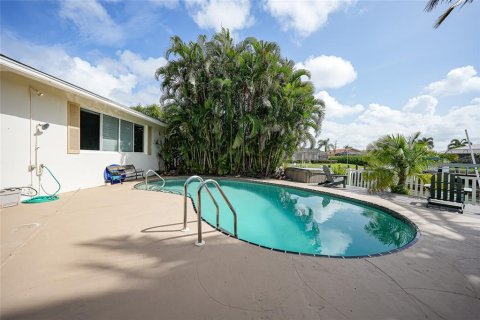 House in Punta Gorda, Florida 2 bedrooms, 165.64 sq.m. № 1352639 - photo 24