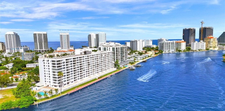 Condominio en Fort Lauderdale, Florida, 2 dormitorios  № 1360611